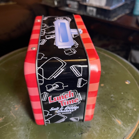 ELVIS PRESLEY Lunchtime SALT🧂& PEPPER SHAKERS 2002 Vandor + ELVIS BUTTONS 🎸 - Picture 5 of 9